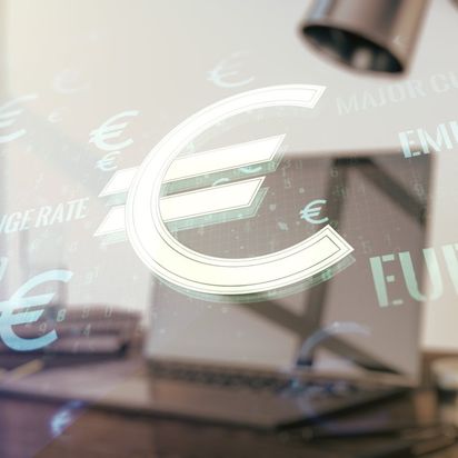 mesa de oficina con imágen del euro